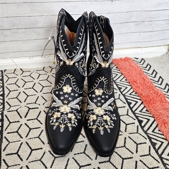 DINGO PRIMROSE LEATHER BOOTIE, SZ 9.5 - Picture 2 of 16